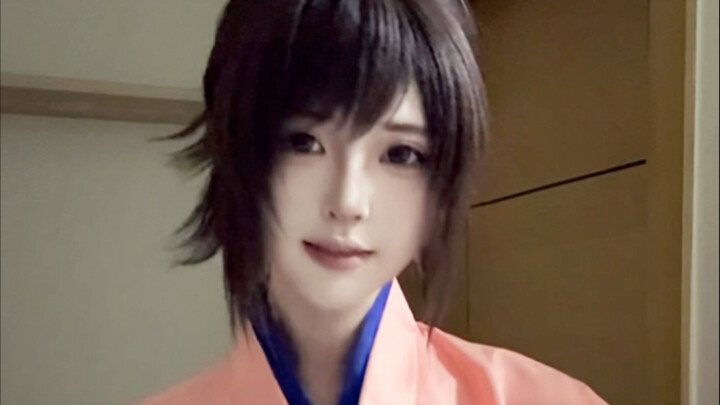 จิ่วเหมียวล้มลงในสีขาว