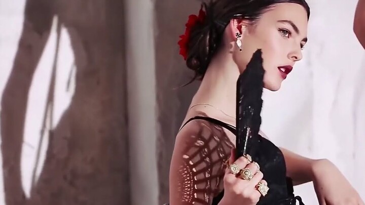 การเต้นรำเมดเลย์ของสเปน (เพลง "The Mask of Zorro" El Sombrero Blanco)