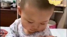 Em bé lớn đang bế em bé nhỏ!