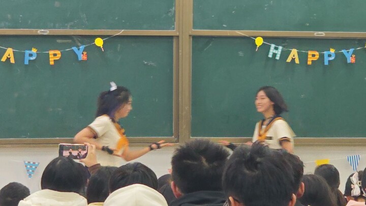 เมื่อคุณเต้นเพลง "ยินดีรับใช้" + "ชั้นเลวชั้นดี" ต่อหน้าผู้นำโรงเรียน จะเป็นแบบนี้: