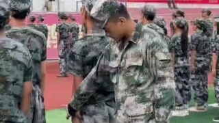 [Selama pelatihan militer, seorang pria secara keliru menendang instruktur dan ditendang kembali ole