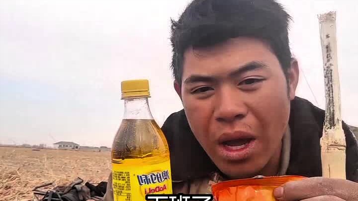 Tan làm rồi, hôm nay ăn một gói mì tôm với quả cam rồi uống thêm một chai Lido! Đi làm đi thôi!