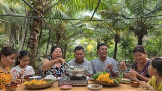 Đặc Sản Miền Tây với Nồi Lẩu Cua Đồng Vào Mùa Mưa Bão | TKQ & Family T985