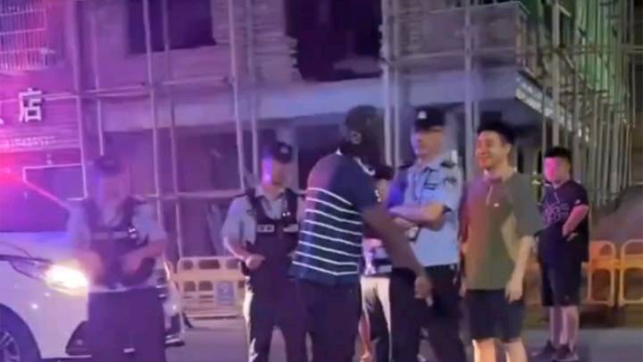 16 Juni, Zhejiang: Baru turun buang sampah, tiba-tiba ketemu seorang pria kulit hitam yang tidur di 