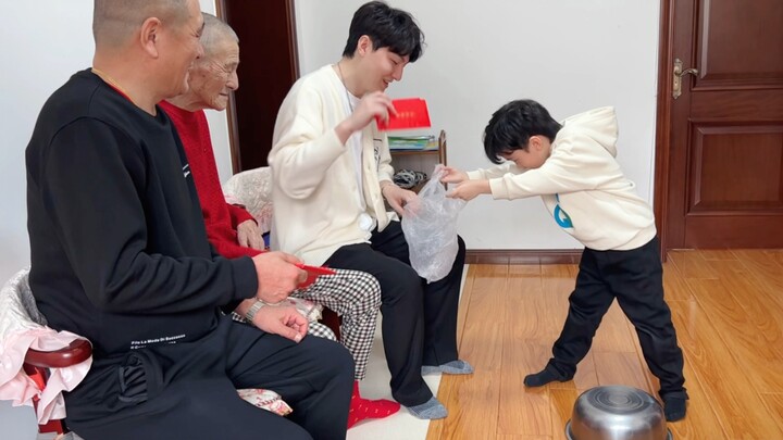 The correct way to open and use New Year's greetings