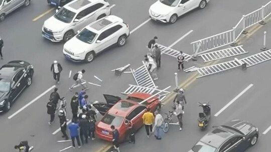 Students taught a lesson to the driver who was frantically honking.