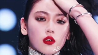 Japanese supermodel Miyoshi Ayaka walks the runway, every step she takes is on the tip of her heart