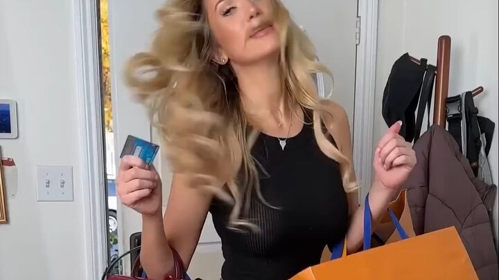 عندما تُسيء صديقتك استخدام بطاقتك الائتمانية...