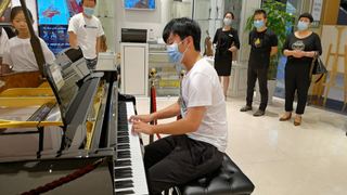 I played Hop on piano in a music store!