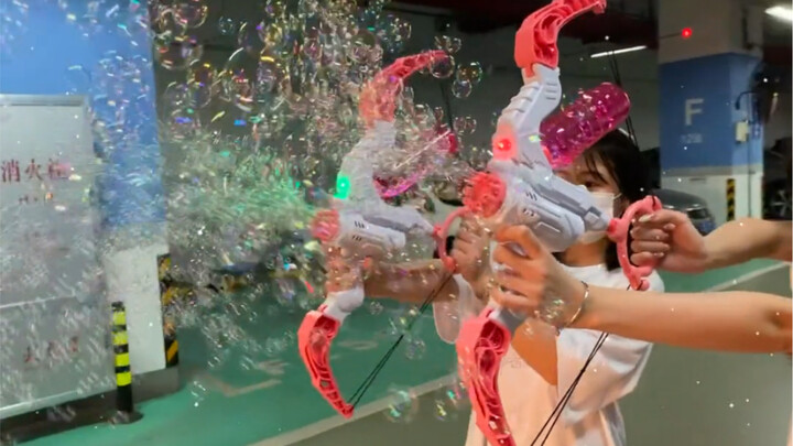 Tolong deh, yang satu ini kanon air sekaligus mesin gelembung sabun, keren banget! Musim semi ini wa