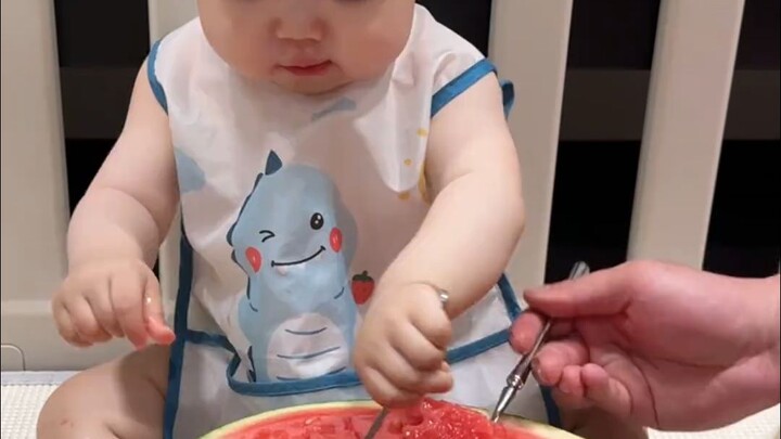 Bé con: Mẹ bảo con ăn nhanh lên, nhưng làm sao mà ăn nhanh được chứ, loay hoay cả buổi mới kiếm được