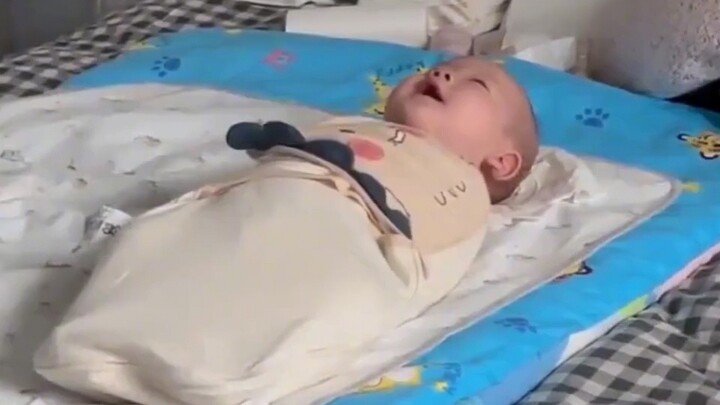 ทารกสองเดือนตื่นนอนแล้วส่งเสียงอ้อแอ้น่ารัก ทำเอาชาวเน็ตหลงรักกันเป็นจำนวนมาก