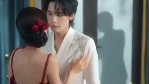 Tahu tunangannya selingkuh, dia beralih ke adik CEO yang liar dan tampan