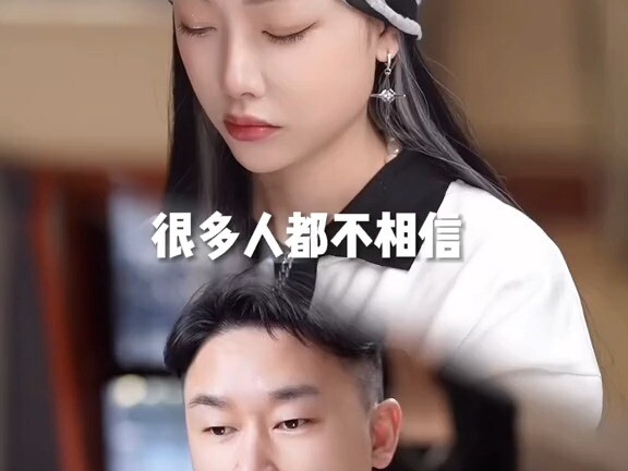 Cô gái khiếm thính xinh đẹp nhất sao lại có vẻ hơi ngầu nhỉ