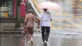 “ 一辈子没有倾斜过的伞 ”