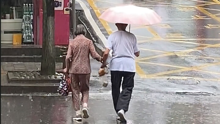 “ 一辈子没有倾斜过的伞 ”