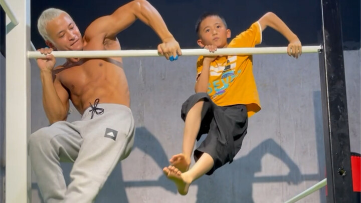 การออกกำลังกายมีแบ่งตามอายุไหม? ศิษย์น้อยคนนี้ฝึกมาแค่ 2 เดือน ก็สามารถทำท่าสปาซมาร์ชได้แล้ว!