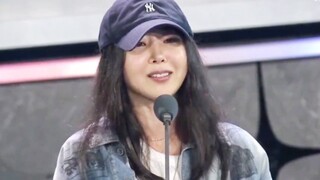 Chính Min Hee-jin lên sân khấu nhận giải! NewJeans tặng hoa!
