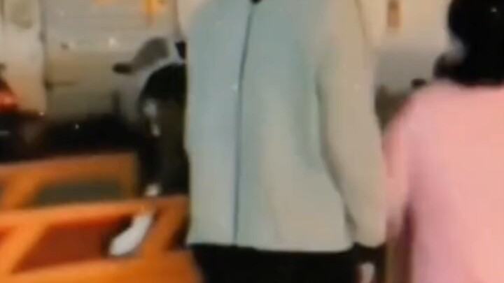 Girl Gets Drunk with Friends, Classmates Leave Early—Mom Tracks Her Down Late at Night to Give Her a