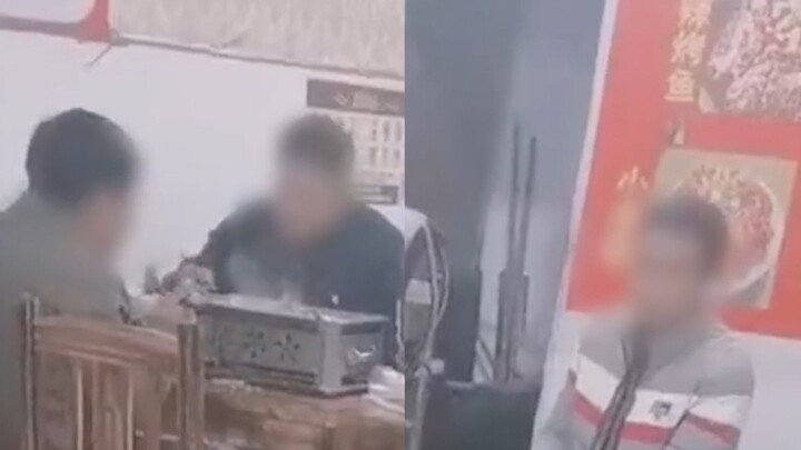 Người đàn ông cùng 3 người bạn ăn cá nướng rồi chê đắt không ăn, chỉ lặng lẽ ngồi một mình bên cạnh,