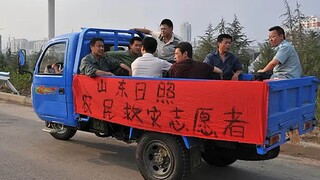 Ten farmers from Shandong took their tricycles to the rescue, only to be fined 100 yuan by traffic p