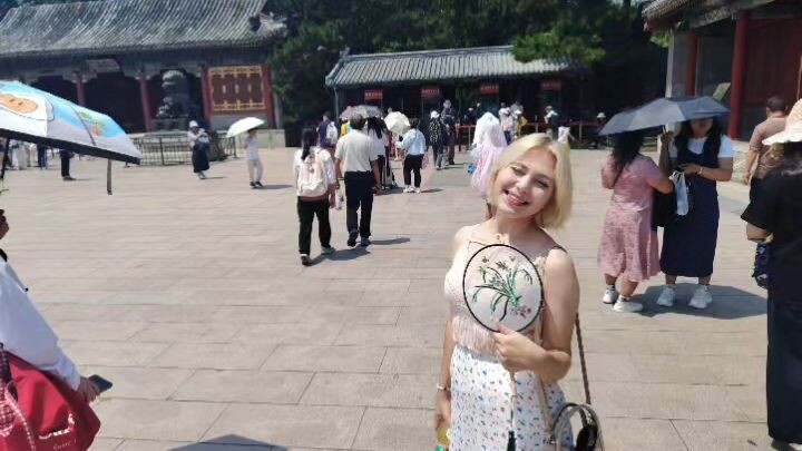 Our first visit to the Summer Palace in Beijing! 🇨🇳✨ It’s absolutely massive, packed with beautifu