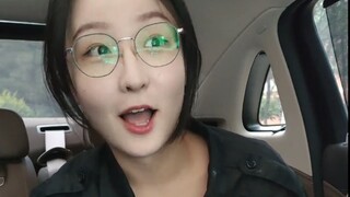 Cô gái đeo kính điên rồi, lại đến để tạo trò nữa đây, hãy nhấn thích đi nào!