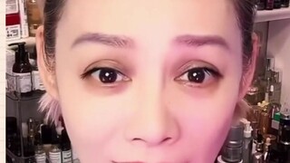 يا رفاق الهادئين، إذا كنتم عايزين أن تنشروا شائعات عني، فهلا اخترتم لي واحدًا أعلى قامةً وأكثر وسامة