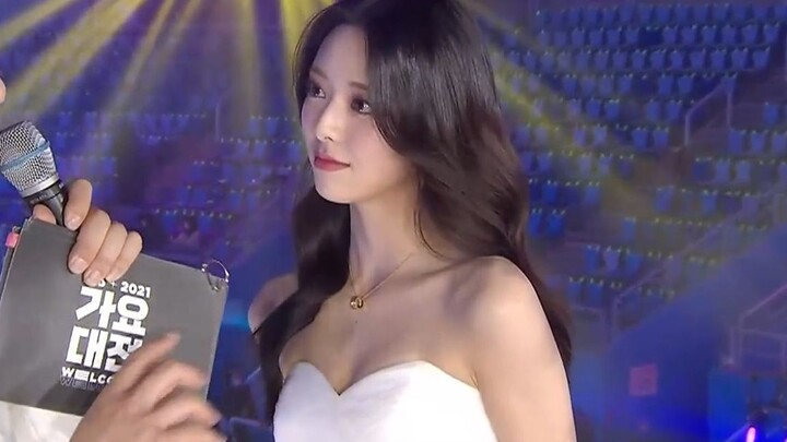 【Nami phát điên mất rồi!!!】Đoạn cắt dẫn chương trình của Yuna với váy đỏ + váy trắng tại SBS Gayo Da