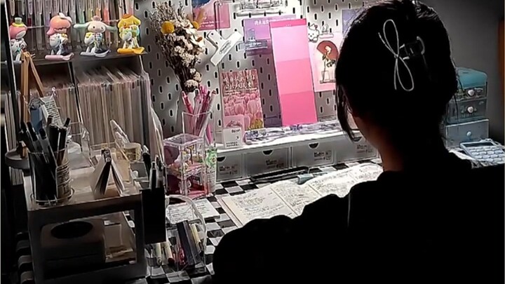 “Nian Nian Muxue” — Tomato stumbled upon a viral photo of a web novelist; she’s absolutely gorgeous!