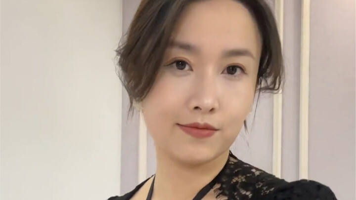 Bibi muda yang memesona, aura kakak perempuan yang sempurna, penuh pesona dan keanggunan