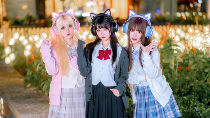  Tiga gadis bertelinga kucing menarikan "Kimiiro Ni Somaru" 