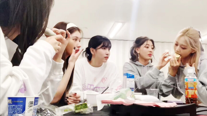 【TWICE】لوحة عالمية شهيرة: مدلّلة الفرقة «بان ناي» المنشغلة دائمًا