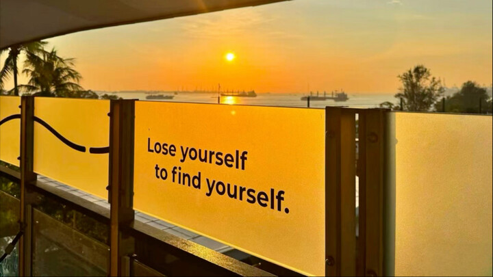 ประโยคภาษาอังกฤษที่สถานีรถไฟใต้ดินสิงคโปร์นี้ ทำเอาฉันสะเทือนใจทันที!