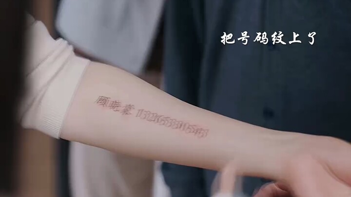 In order not to hurt the children, the words "An old man in the family is like a treasure" are tatto