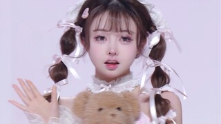 Con búp bê đang trên sàn catwalk! Dễ thương quá! Trông giống như một chiếc bánh kem nhỏ vậy!