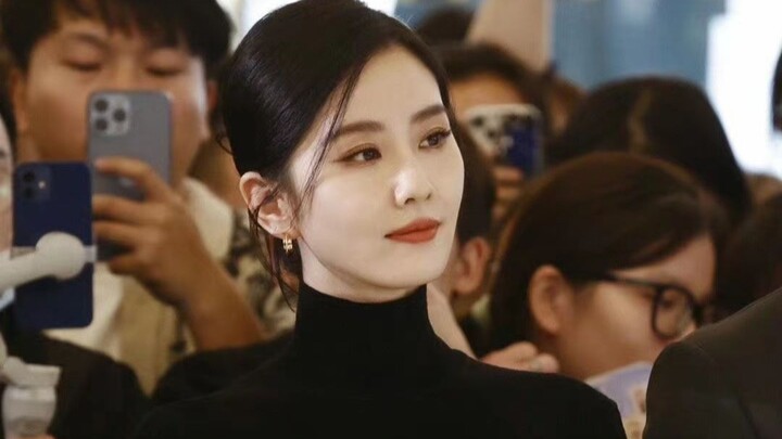 หลิวซือซือ—เหมือนคุณหนูผู้ล้างแค้นจากนิยายที่กลับมา “ครั้งนี้ ฉันจะทวงคืนทุกสิ่งที่เป็นของฉันให้ได้”