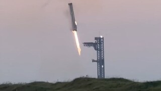 Đây là một tòa nhà rơi từ trên trời xuống