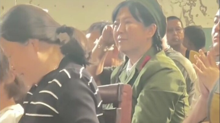 At the filming set of "Youth", Auntie was overcome with emotion and burst into tears several times.