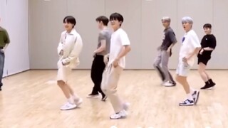 ! ! ! Seventeen's 14th hidden member appeared in the world practice room (not)