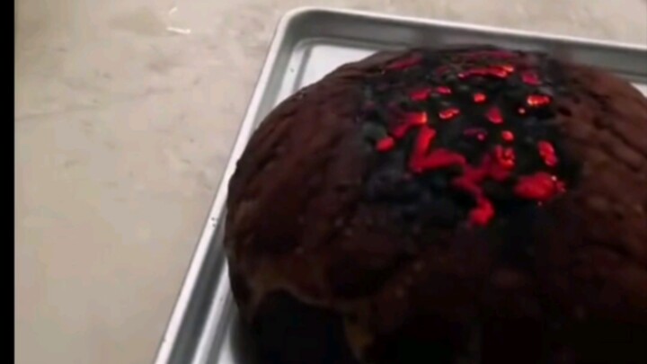 Kue panggang buatan istri, begitu ditiup ternyata masih bercahaya di dalamnya, netizen: Dia bahkan c