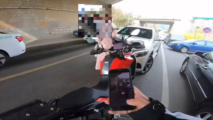 كان الأخ الأكبر ينوي نصحه، لكنه غضب بدلاً من ذلك.