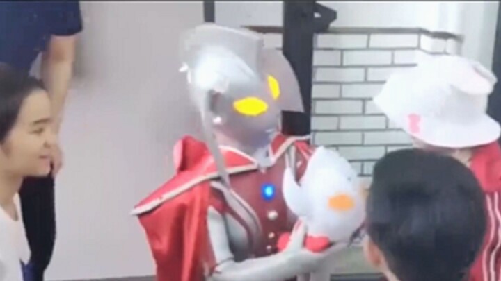 Siapa bilang tidak ada Ultraman di dunia? Mereka benar-benar ada. Lain kali, jangan bilang tidak ada