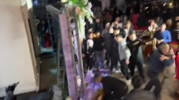 เกิดการชกต่อยกันวุ่นวายในงานเลี้ยงแต่งงาน