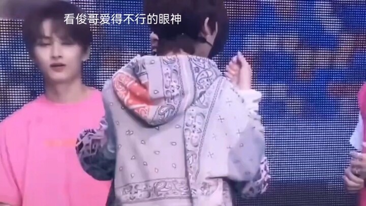 【Junba】Brother Jun watches Xiao Ba dance a girl group routine: “I’m totally in love!”