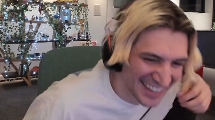 xQc khó xử với logo Ubisoft nhìn từ bên 😅