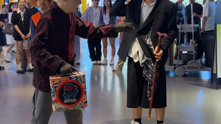 This box is way too heavy! The janitor’s reaction is hilarious!
