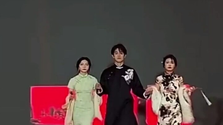 Đêm dạ hội chào đón tân sinh viên của trường với màn trình diễn sườn xám, trai đẹp gái xinh khiến tấ