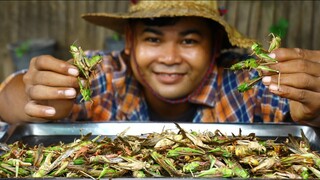 Cooking Green Grasshoper Insect Recipe - Cook Grasshoper for Food eating Delicious