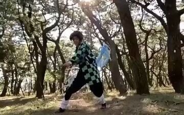 [Demon Slayer] Japanese guy recreates the breathing of water with his homemade nichirin sword, so co